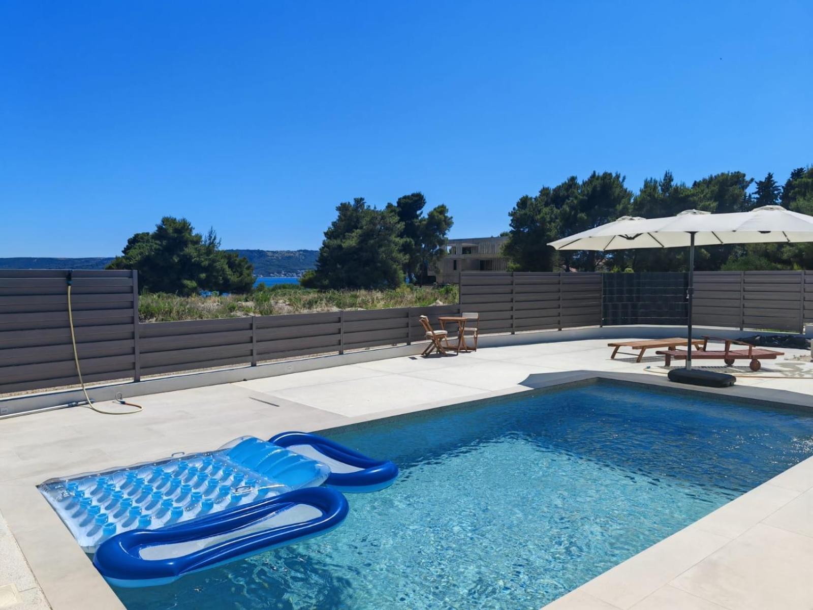 Beach Haven House With Pool And Jacuzzi Kaštela Exterior foto